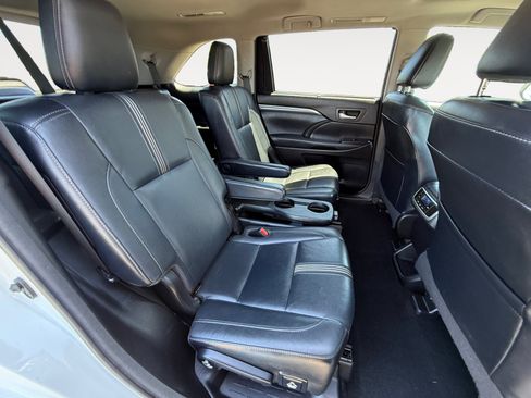 Used 2018 Toyota Highlander SE w/ Carpet Mat Package (TMS) AWD/4WD image 18