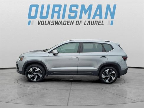 Used 2025 Volkswagen Taos SE w/ Panoramic Sunroof Package image 4