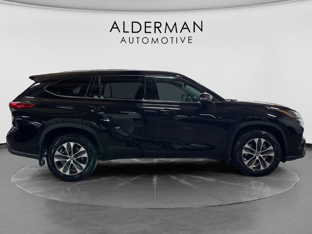 Used 2021 Toyota Highlander XLE AWD/4WD image 6