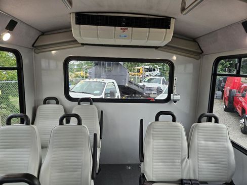 Used 2018 Chevrolet Express 4500 w/ Shuttle Bus Package RWD image 18