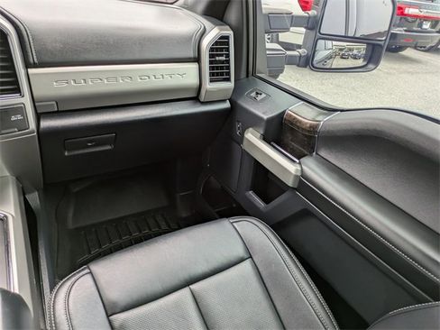 Certified 2022 Ford F250 Lariat w/ Black Appearance Package image 17