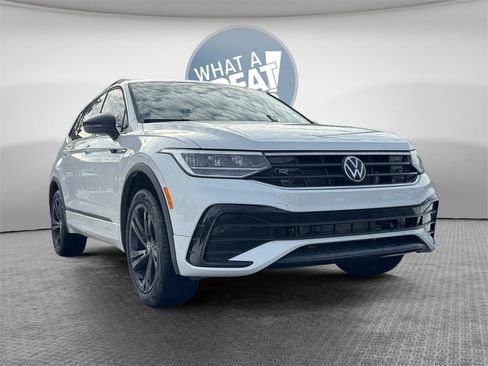 Used 2024 Volkswagen Tiguan SE R-Line image 2