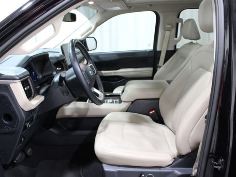 Used 2024 Ford Expedition Limited image 3