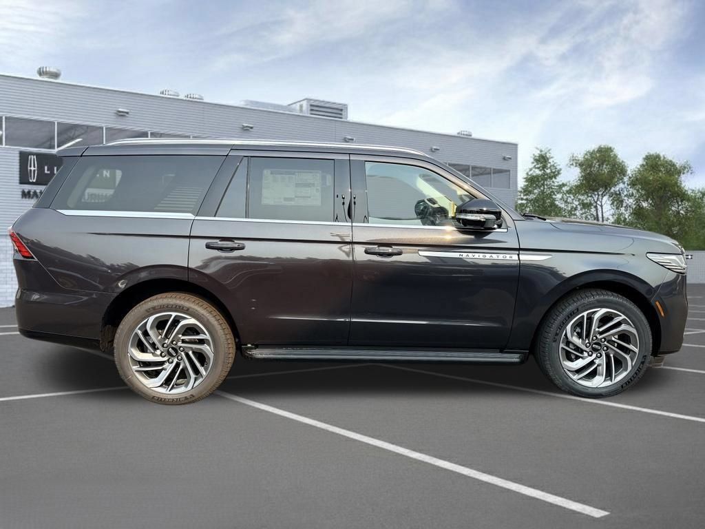 New 2027 Lincoln Navigator Premiere AWD/4WD image 3
