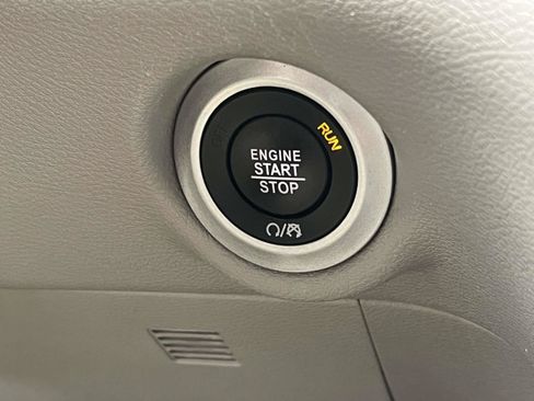 Used 2023 Chrysler Pacifica Touring-L FWD image 42