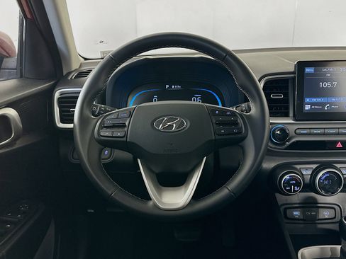 Used 2025 Hyundai Venue SEL image 18