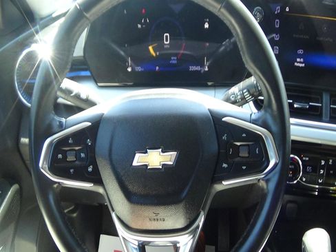 Used 2025 Chevrolet Trax LT w/ LT Convenience Package FWD image 19