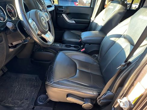 Used 2014 Jeep Wrangler Unlimited Rubicon image 16