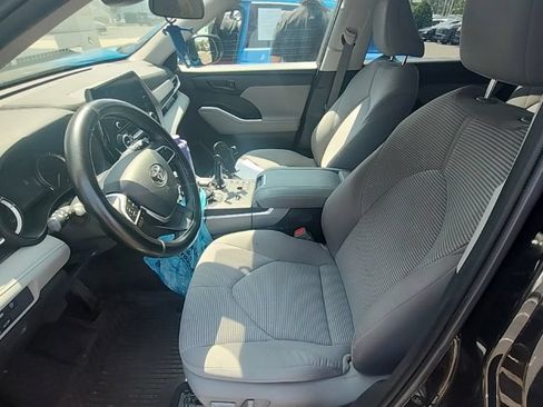 Used 2023 Toyota Highlander LE FWD image 13