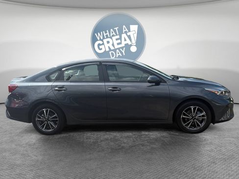 Used 2022 Kia Forte LXS w/ LXS Technology Package FWD image 2