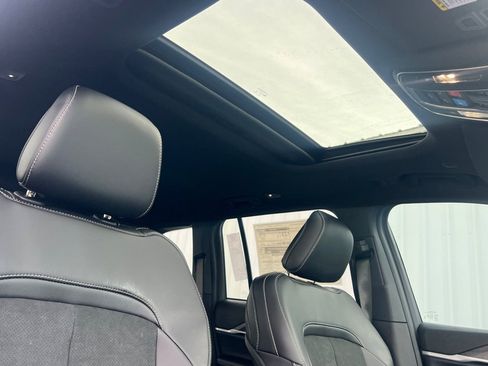 New 2026 Jeep Grand Cherokee Altitude image 15