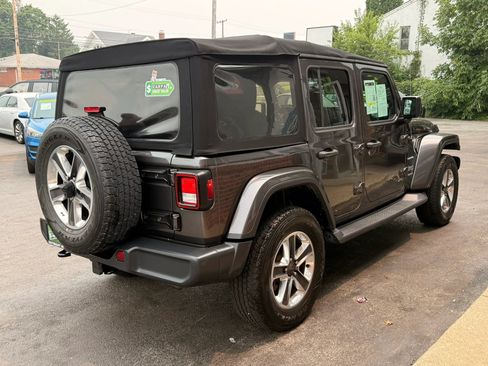 Used 2018 Jeep Wrangler Unlimited Sahara AWD/4WD image 5