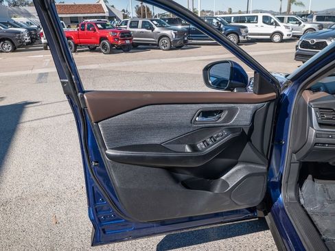 Used 2023 Nissan Rogue SV FWD image 13