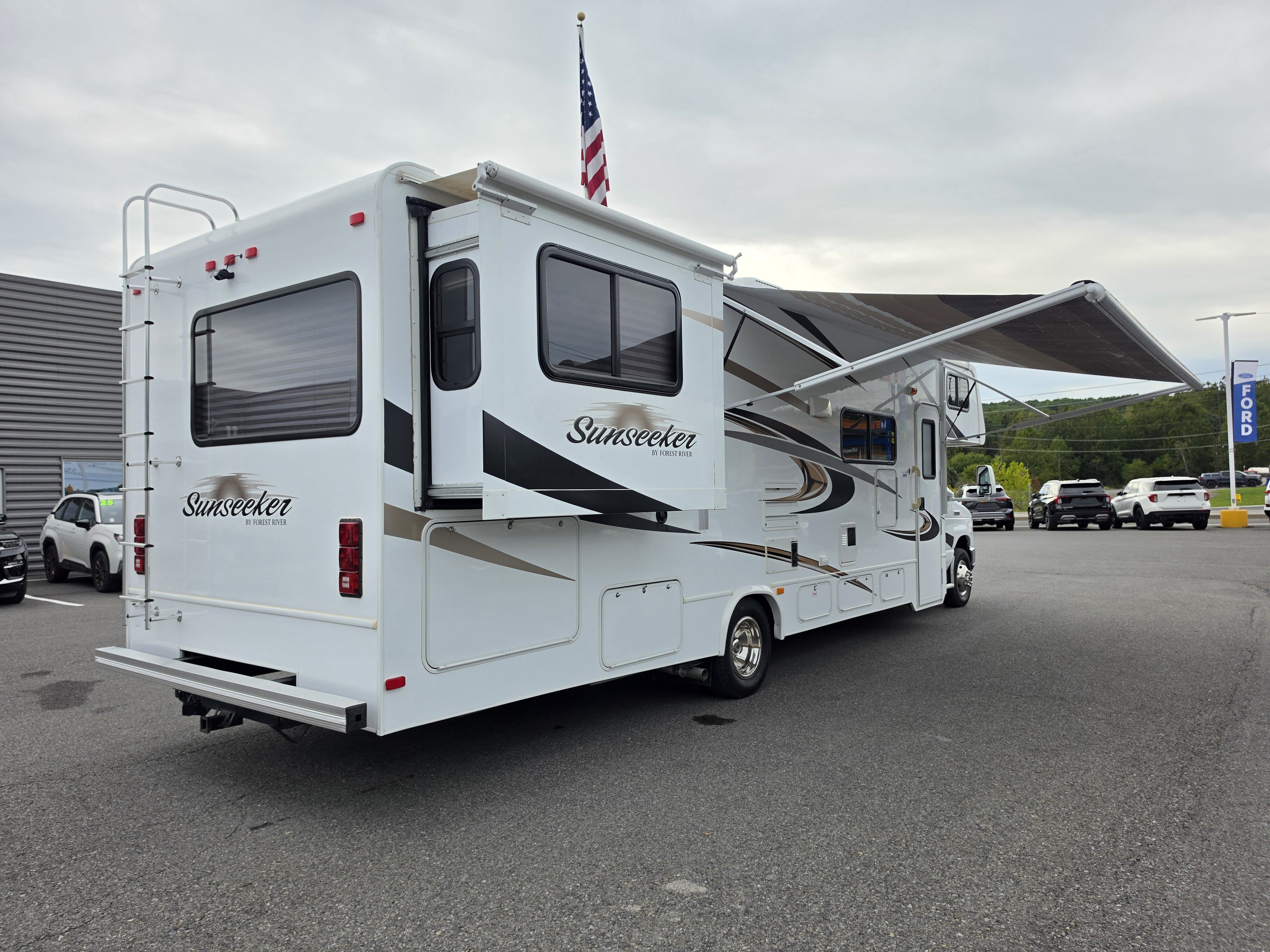 Used 2012 Ford E-450 and Econoline 450 Super Duty w/ Motorhome Prep Pkg RWD image 3