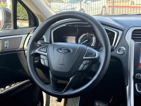Used 2017 Ford Fusion SE w/ Fusion SE Technology Package image 19
