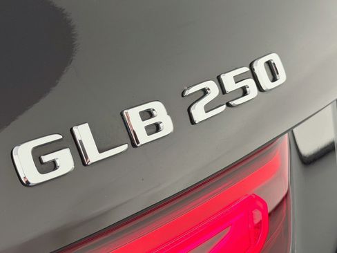 Used 2023 Mercedes-Benz GLB 250 w/ Premium Package image 9
