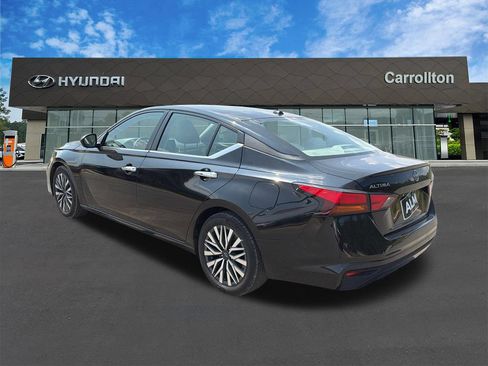 Used 2025 Nissan Altima 2.5 SV FWD image 7