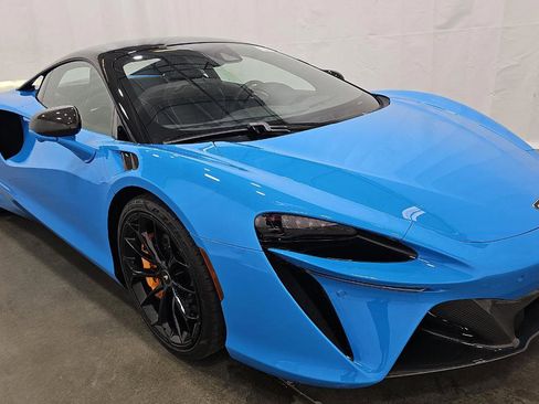Used 2024 McLaren Artura RWD image 3