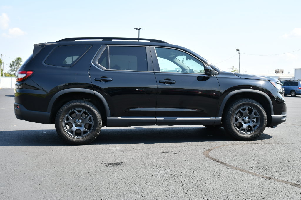 Used 2025 Honda Pilot TrailSport image 8