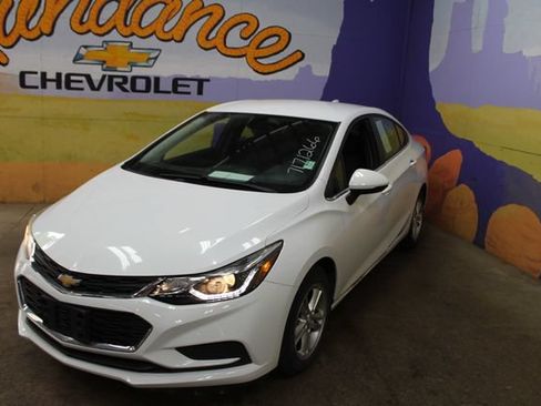 Used 2018 Chevrolet Cruze LT w/ LT Convenience Package FWD image 4