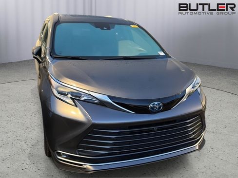 Used 2021 Toyota Sienna Platinum AWD/4WD image 5
