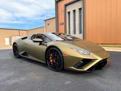 Used 2023 Lamborghini Huracan EVO RWD image 2