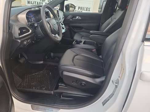 Used 2025 Chrysler Pacifica Select image 11