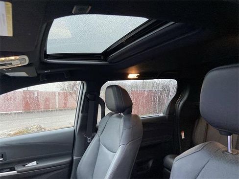 Used 2025 Toyota Sienna Limited image 31