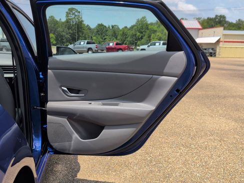 Used 2025 Hyundai Elantra SEL FWD image 18
