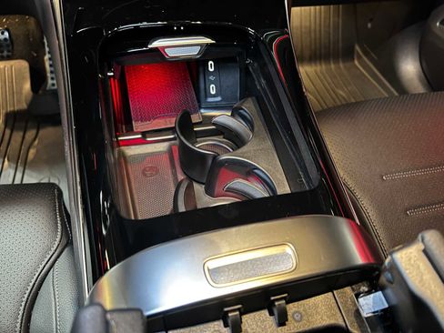 Used 2025 Mercedes-Benz GLC 300 4MATIC image 32