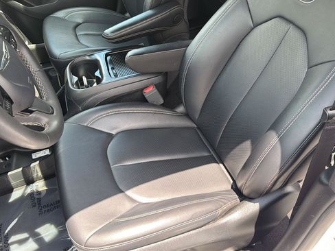 Used 2024 Chrysler Pacifica Limited FWD image 29