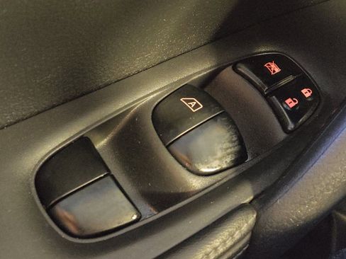 Used 2017 Nissan Rogue SV FWD image 27