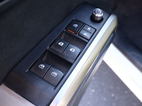 Used 2018 Toyota Tacoma Limited image 7