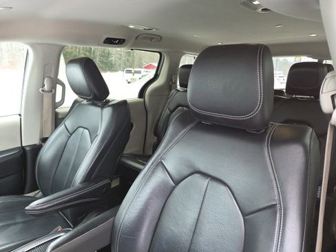 Used 2022 Chrysler Pacifica Touring-L image 19