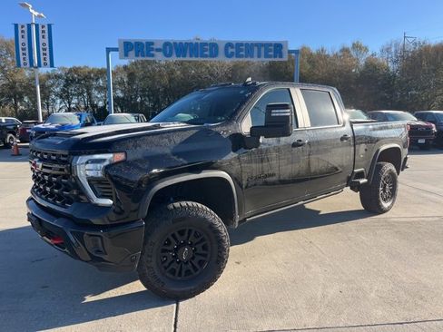 Used 2024 Chevrolet Silverado 2500 ZR2 w/ Technology Package image 2