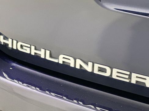 Used 2024 Toyota Highlander XLE image 11