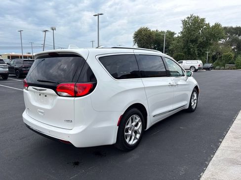 Used 2017 Chrysler Pacifica Touring-L Plus w/ Tire & Wheel Group FWD image 5