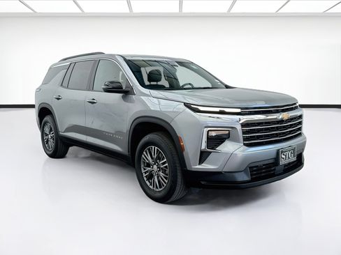 Used 2025 Chevrolet Traverse LT FWD image 3
