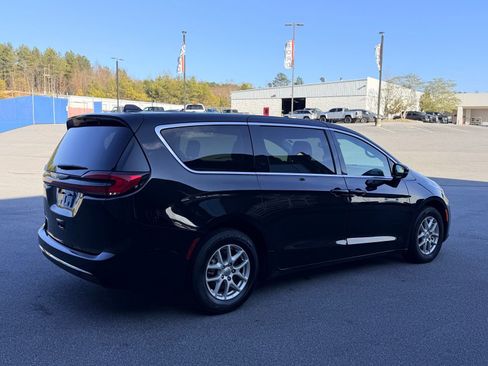 Used 2024 Chrysler Pacifica Touring-L FWD image 10