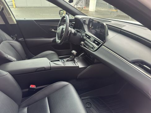 Used 2022 Lexus ES 300h w/ Premium Package image 16