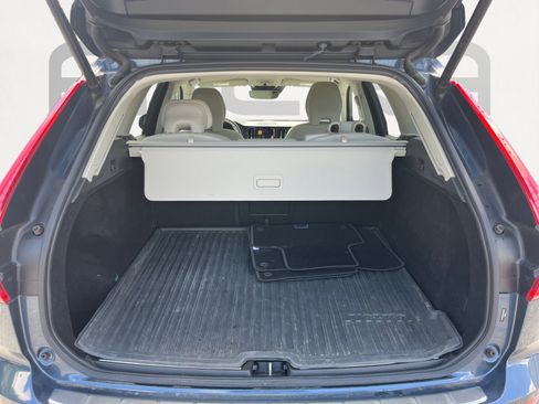Used 2021 Volvo XC60 T5 Momentum w/ Protection Package Premier FWD image 12