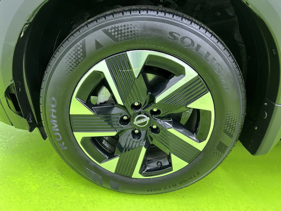 Used 2025 Nissan Kicks SV AWD/4WD image 14