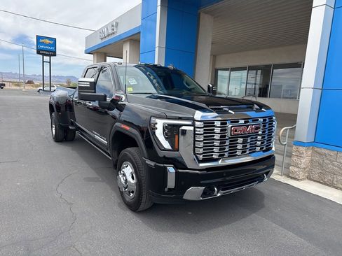 Used 2025 GMC Sierra 3500 Denali w/ Denali Reserve Package AWD/4WD image 1