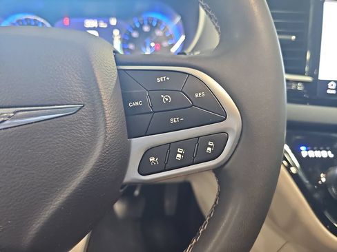 Used 2024 Chrysler Pacifica Touring-L FWD image 17