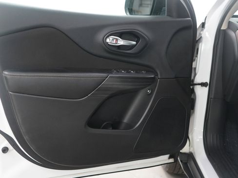 Used 2016 Jeep Cherokee Sport FWD image 18