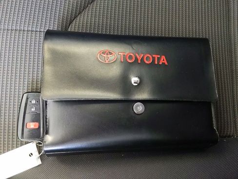 Used 2022 Toyota Highlander L FWD image 30