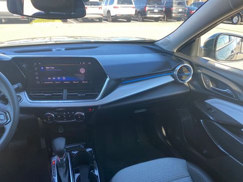 Used 2025 Chevrolet Trax LT image 40