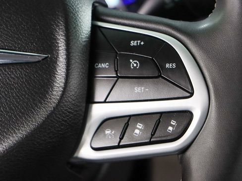 Used 2024 Chrysler Pacifica Touring-L FWD image 14