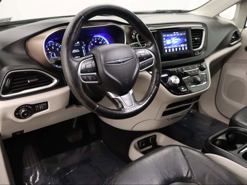 Used 2019 Chrysler Pacifica Touring-L image 16