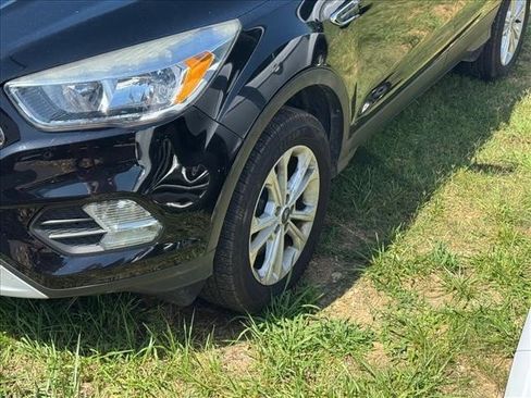 Used 2018 Ford Escape SE w/ SE Sync 3 Package AWD/4WD image 4
